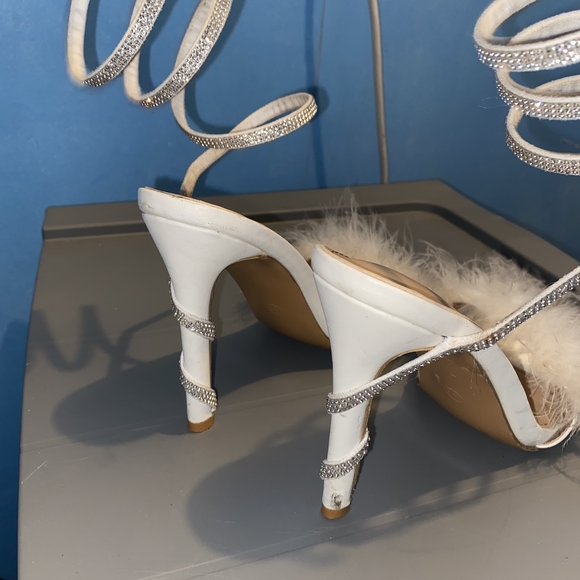 Elegant White Strappy Heels with Rhinestone Detailing - Picture 4 of 4